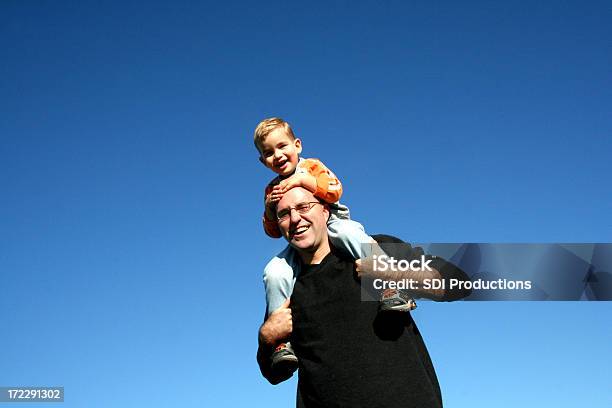 Junge Und Vater Stockfoto und mehr Bilder von Alleinerzieher - Alleinerzieher, Auf den Schultern, Aufregung