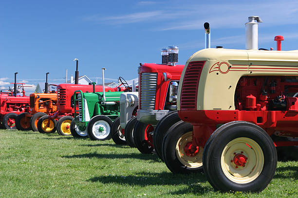 그룹 늙음 농장 트랙터 - agricultural machinery retro revival summer farm 뉴스 사진 이미지