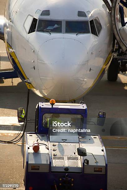 Foto de Airctraft Trator Em Um Avião e mais fotos de stock de Abastecer - Abastecer, Aeroporto, Atividade