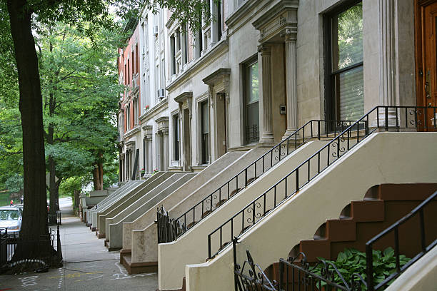 maisons adossées à harlem - residential structure house luxury brownstone photos et images de collection