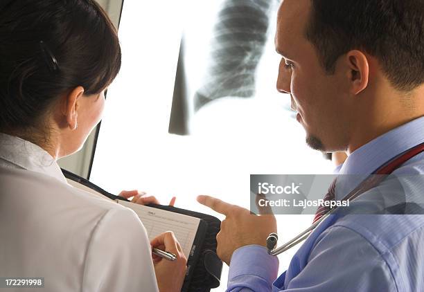 Foto de Médicos Consultar Mais De Um Raiox e mais fotos de stock de Apontar - Sinal Manual - Apontar - Sinal Manual, Beleza, Cabelo Castanho