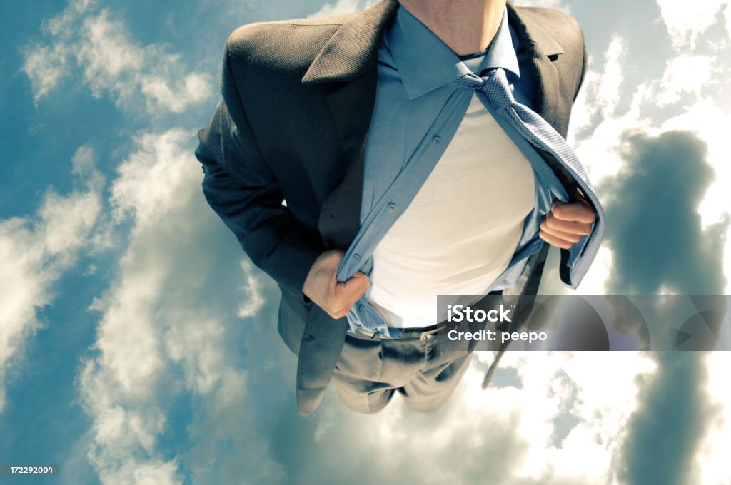 Supereroe volare nel cielo nuvoloso e tirando la sua maglia aperta - Foto stock royalty-free di A mezz'aria