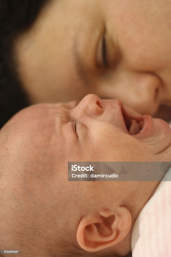 母は生まれたばかりの赤ちゃんの泣く - キクのロイヤリティフリーストックフォト