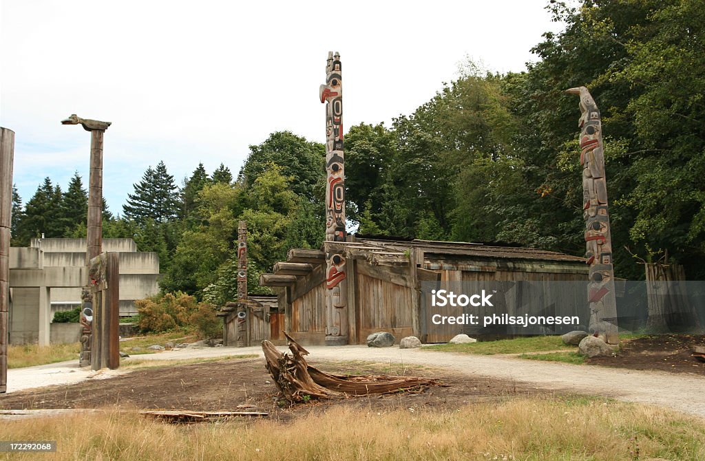 토템 장대 및 롱하우스 - 로열티 프리 캐나다 토착민 스톡 사진