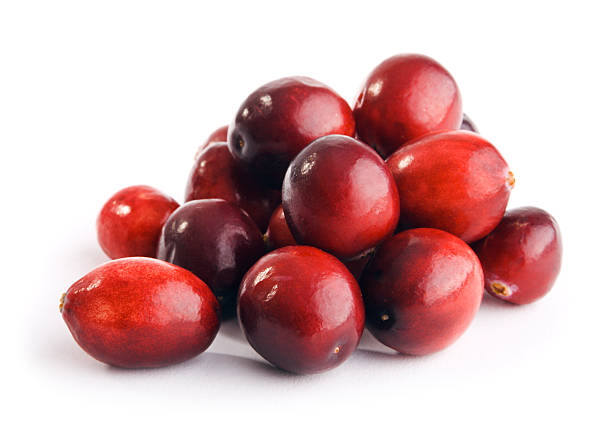 mirtilli rossi frutti di bosco pile isolato su sfondo bianco - cranberry foto e immagini stock