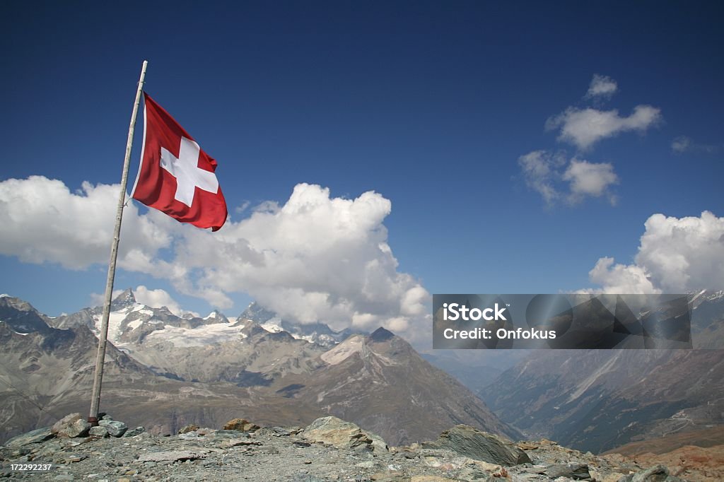 Bandeira Suíça voando e paisagem de montanha - Foto de stock de Bandeira Suíça royalty-free