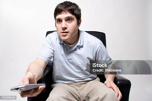 若い男性リモートのレザー製の椅子 - 白背景のストックフォトや画像を多数ご用意 - 白背景, テレビのリモコン, 座る