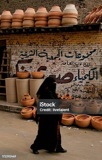Foto de Véu Muçulmano Mulher Caminhando Egípcio e mais fotos de stock de Grafite - Produção artística - Grafite - Produção artística, Islã, Barro