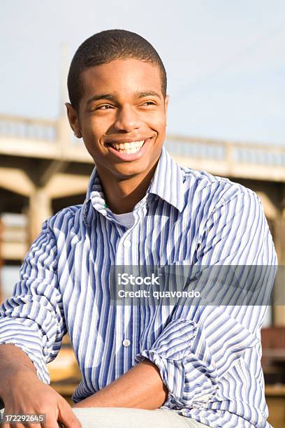 Afroamericano Jovem Retrato Sorridente Ao Ar Livre Espaço Para Texto - Fotografias de stock e mais imagens de Adolescente
