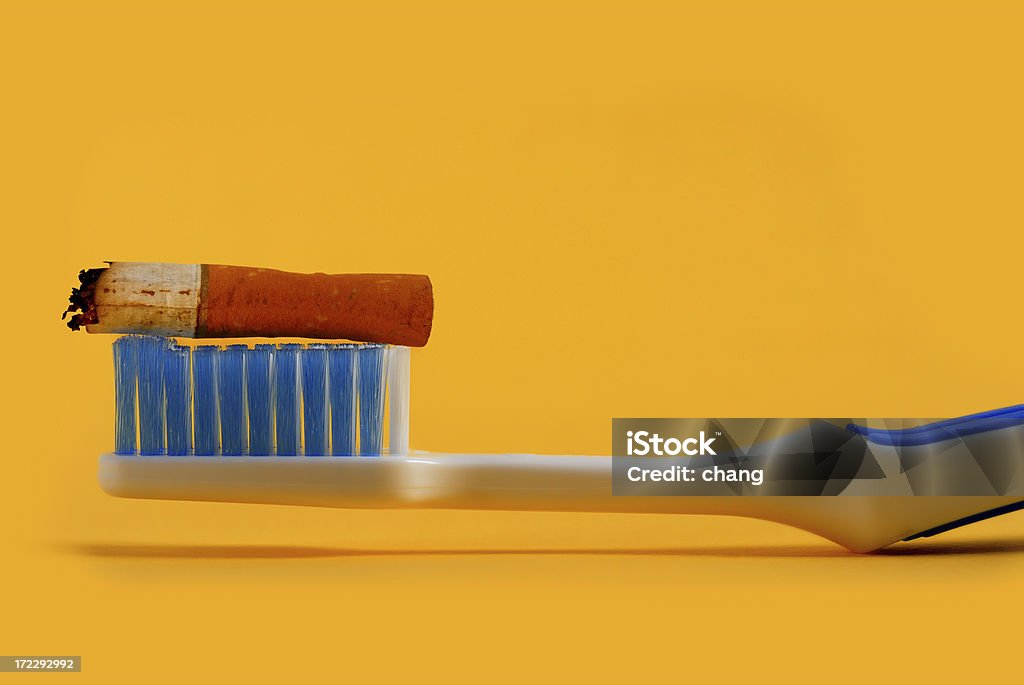 Cigarettes_toothpaste - Foto stock royalty-free di Fumo - Materia