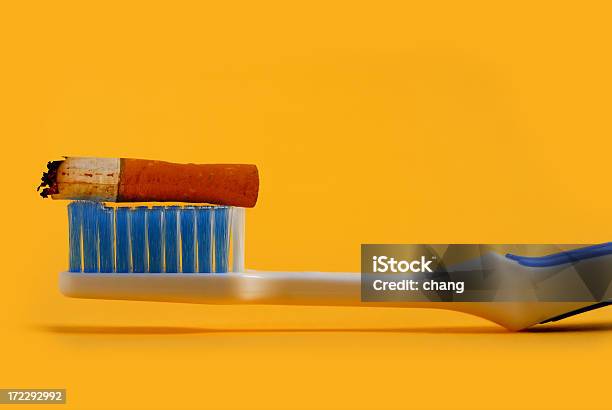 Cigarettestoothpaste - Fotografie stock e altre immagini di Fumo - Materia - Fumo - Materia, Fumo - Questioni sociali, Igiene dentale