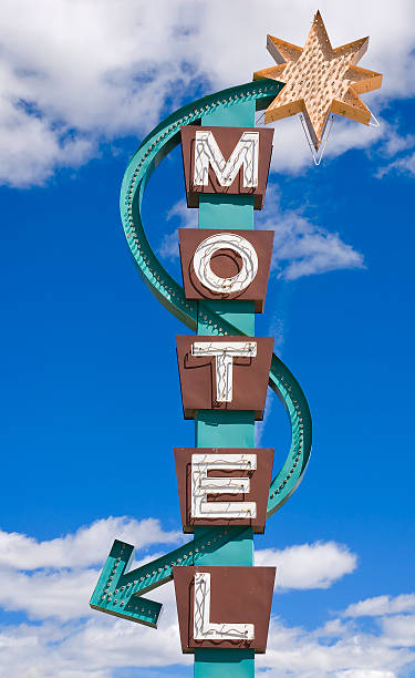 classique enseigne de motel - road trip sign journey route 66 photos et images de collection