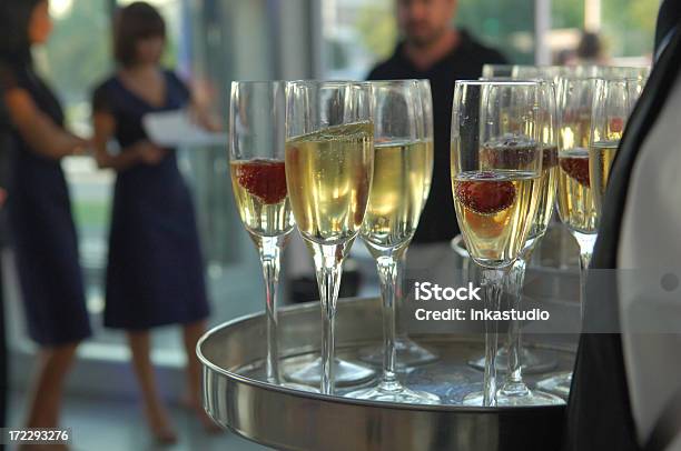 Festa Perfeita - Fotografias de stock e mais imagens de Amarelo - Amarelo, Aniversário especial, Beber