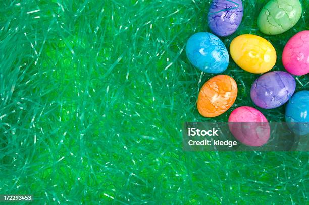Huevos De Colores On Green Grass Foto de stock y más banco de imágenes de Plástico - Plástico, Huevo de Pascua, Hierba - Pasto