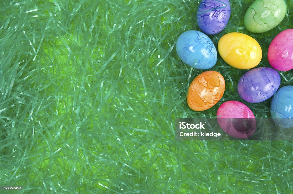 Ovos coloridos em gramado - Foto de stock de Plástico royalty-free