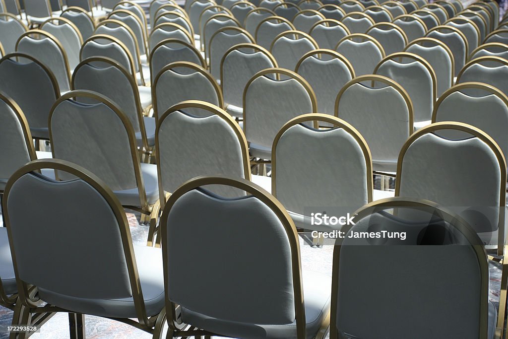 Fileiras de cadeiras - Foto de stock de Assento royalty-free