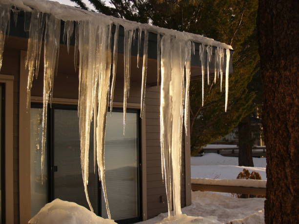 istock Deep Snow Storm Icicle Cold Condo Vacation 172293584