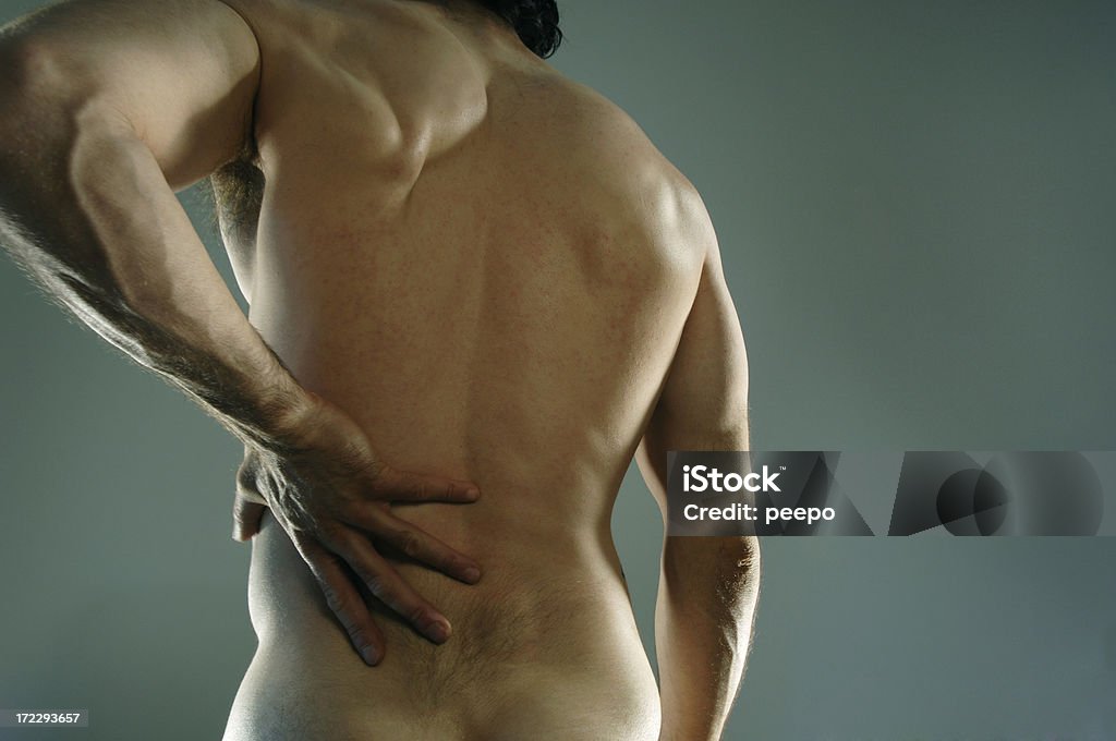 Hombres sosteniendo la mano a punto de dolor de espalda. - Foto de stock de Desnudo libre de derechos