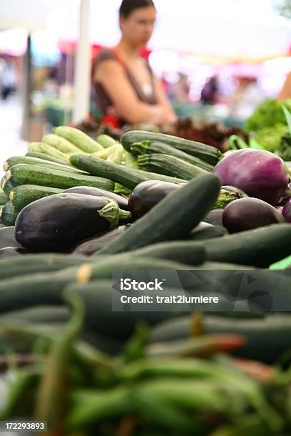 여성의 농부의 시장 가지-채소에 대한 스톡 사진 및 기타 이미지 - 가지-채소, 구매, 농산물 직판장