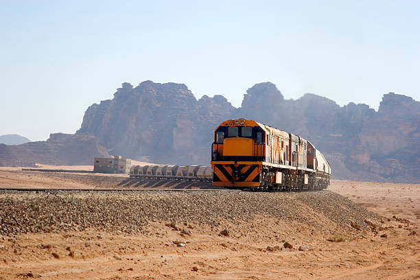 貨物列車の砂漠 - diesel locomotive ストックフォトと画像
