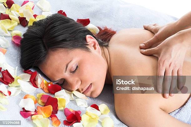 Massage Stockfoto und mehr Bilder von Alternative Behandlungsmethode - Alternative Behandlungsmethode, Aromatherapie, Blütenblatt