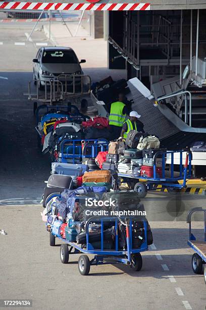 Luggages Foto de stock y más banco de imágenes de Avión - Avión, Cargar, Equipaje