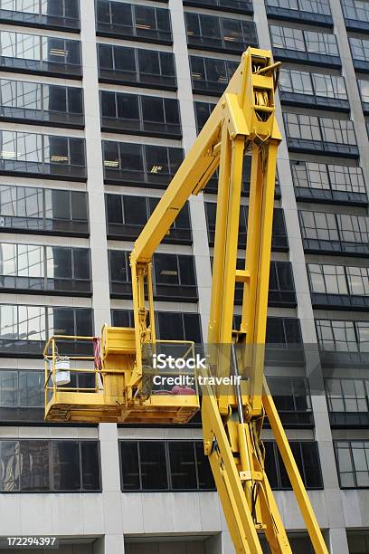 Plataforma Na Frente De Highrise - Fotografias de stock e mais imagens de Elevador Industrial - Elevador Industrial, Amarelo, Ao Ar Livre