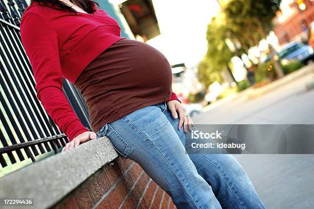 Relajante El Centro De La Ciudad Foto de stock y más banco de imágenes de Embarazo de adolescente - Embarazo de adolescente, Embarazada, Acera