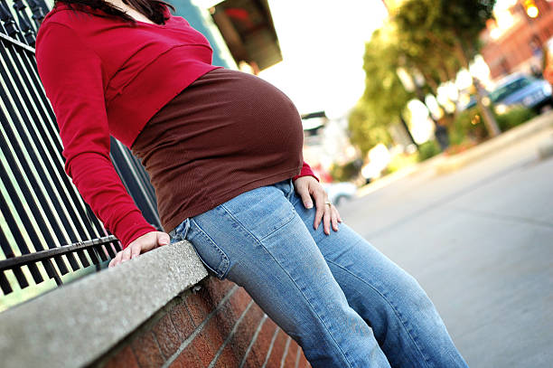 くつろぎのダウンタウン - teenage pregnancy human pregnancy abdomen women ストックフォトと画像