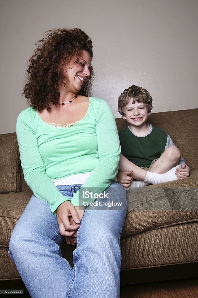 Mamma e figlio sul divano - Foto stock royalty-free di Abbigliamento casual