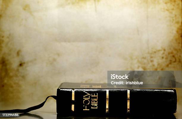 Святая Библия — стоковые фотографии и другие картинки Библия - Библия, Лежать на боку, Без людей