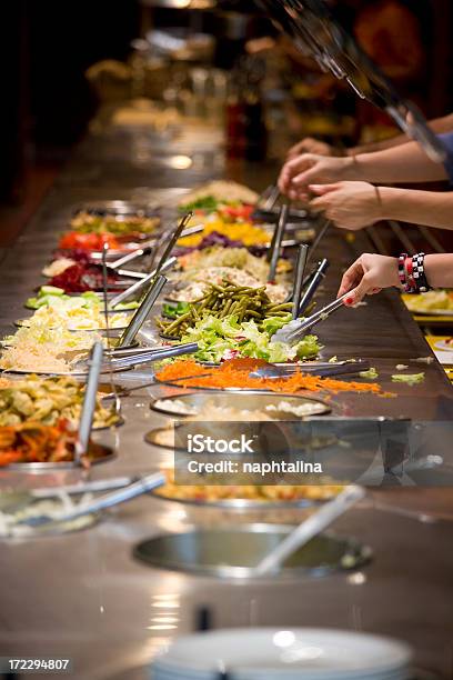 Servicio De Catering Y De Alimentos Foto de stock y más banco de imágenes de Fideos - Fideos, Rollo primavera chino, Abundancia