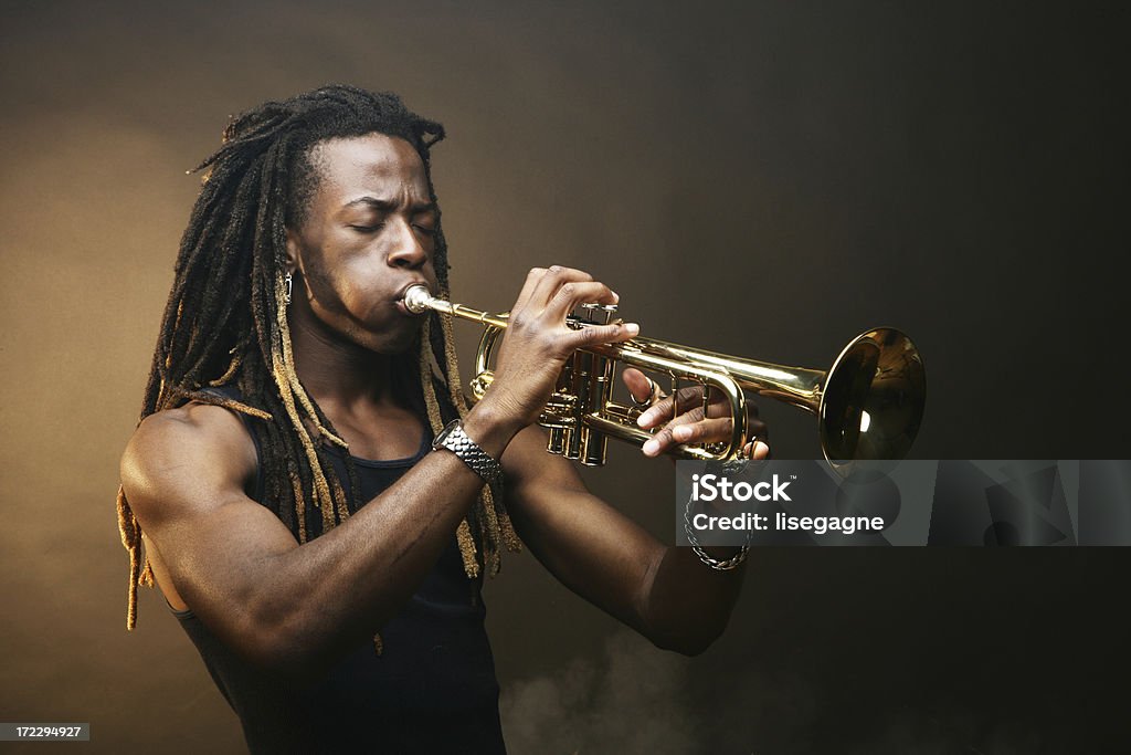 Suonare la tromba - Foto stock royalty-free di Popolo di discendenza africana