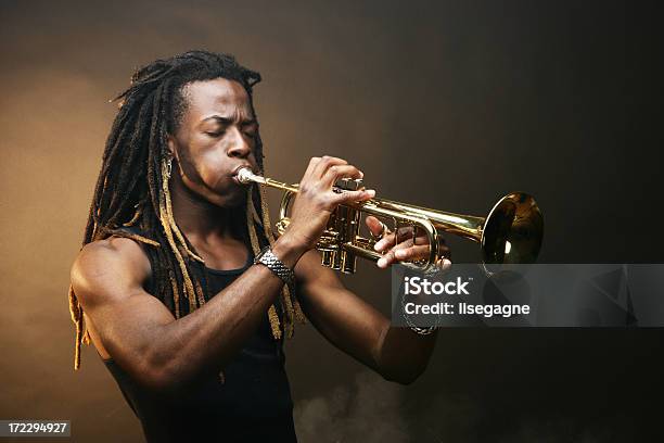 Foto de Tocando Trompete e mais fotos de stock de Origem Africana - Origem Africana, Afro-americano, Trompete