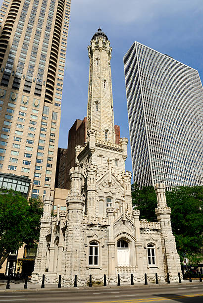 chicago water tower. - water tower photos et images de collection