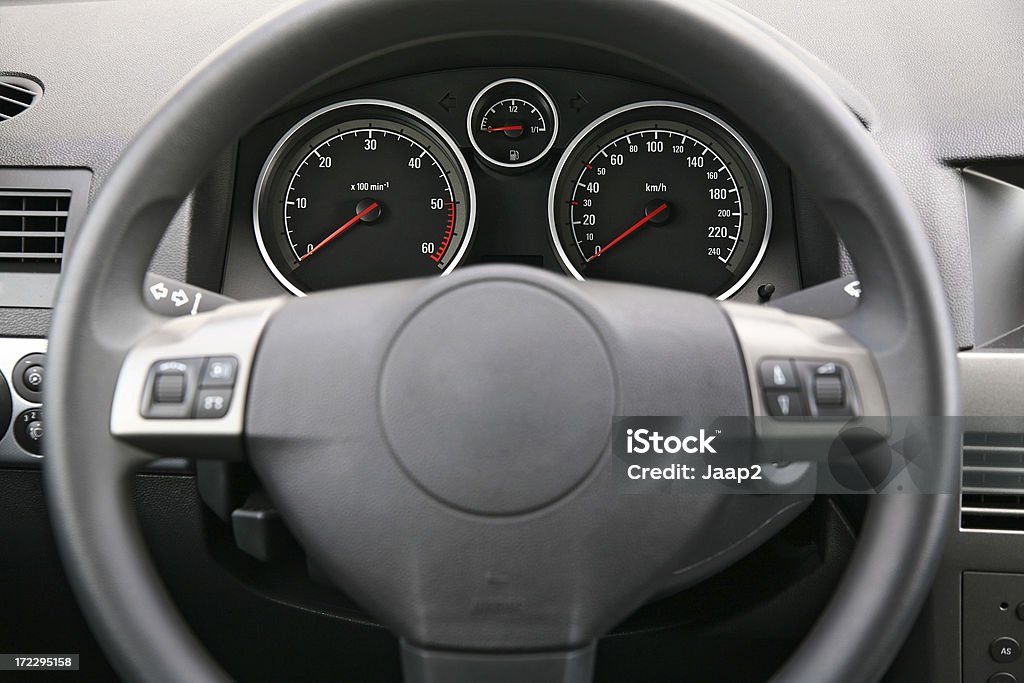 Fragmento de automóviles panel con volante y medidores - Foto de stock de Coche libre de derechos