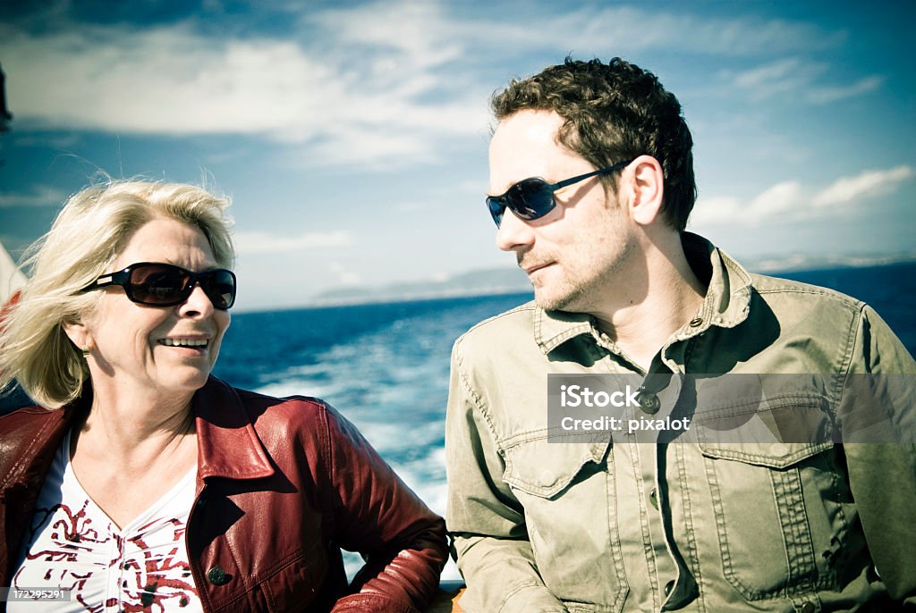 Conversazione sul mare - Foto stock royalty-free di Adulto