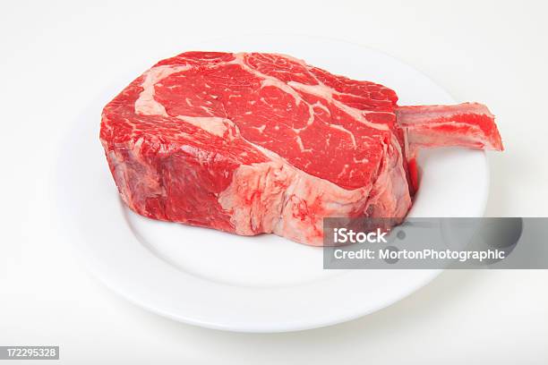 Rauer Cowboyribeye 4 Weißen Teller Stockfoto und mehr Bilder von Ansicht aus erhöhter Perspektive - Ansicht aus erhöhter Perspektive, Blutig, Cholesterin