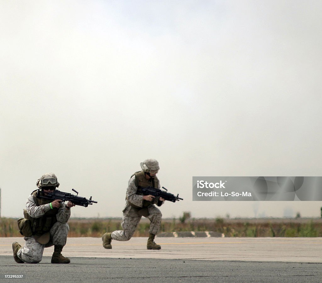 Marines in azione - Foto stock royalty-free di Armi