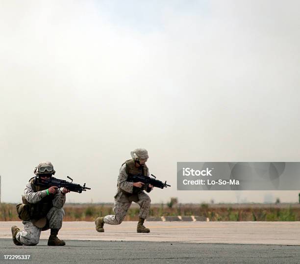 Marines In Azione - Fotografie stock e altre immagini di Armi - Armi, Attività, Campo di battaglia