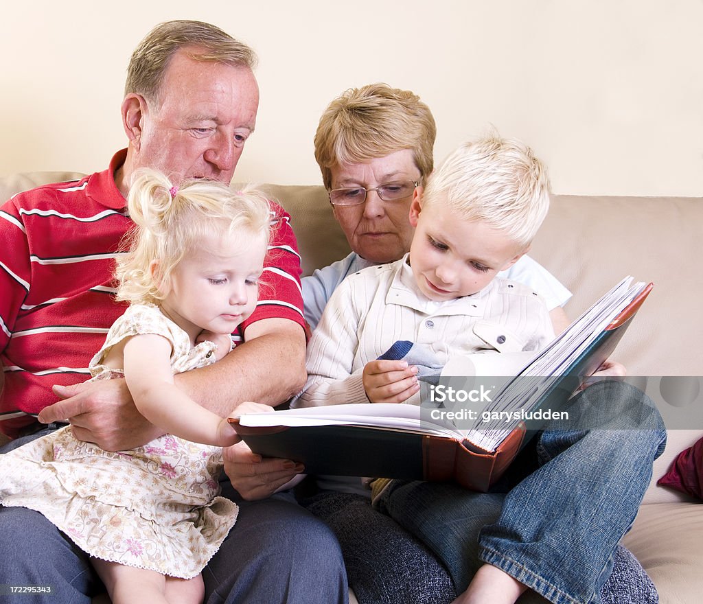 Interessierte Enkelkindern lernen auf grandaparents Runde - Lizenzfrei 18-23 Monate Stock-Foto