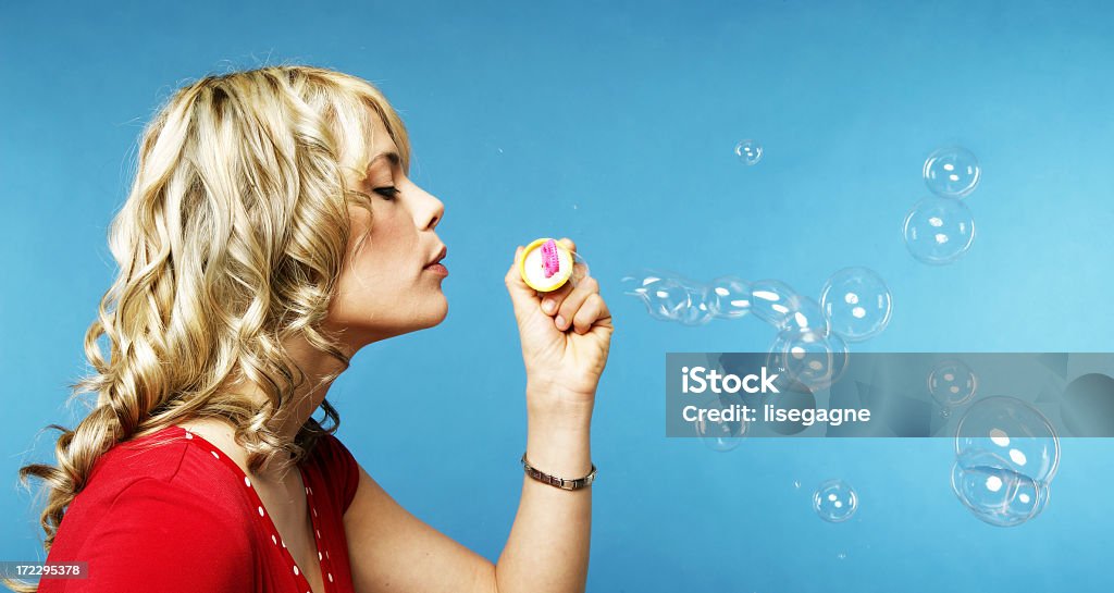 Mujer haciendo burbujas - Foto de stock de Soplador de burbujas de jabón libre de derechos