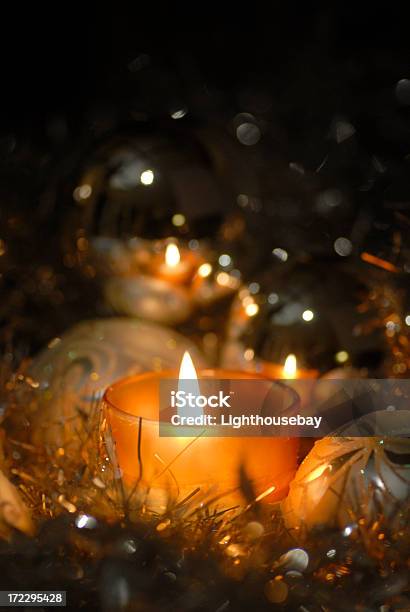 Foto de Velas De Natal e mais fotos de stock de Bola de Árvore de Natal - Bola de Árvore de Natal, Chama, Comemoração - Conceito