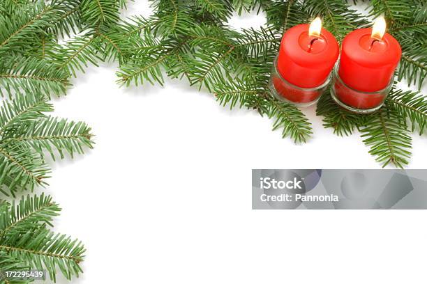 Moldura De Natal Com Velas - Fotografias de stock e mais imagens de Agulha - Parte de planta - Agulha - Parte de planta, Branco, Chama