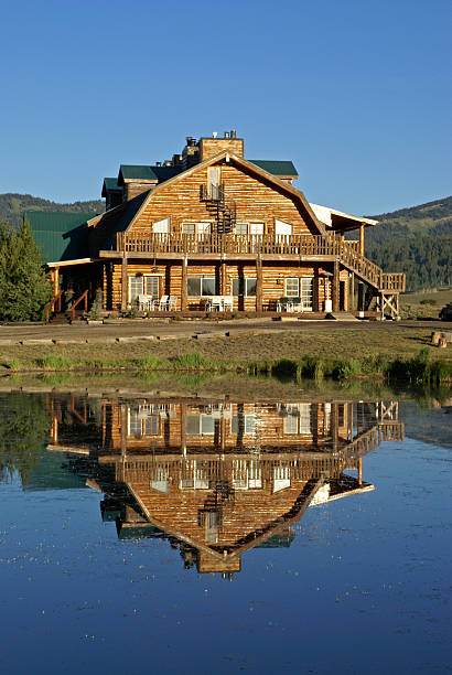 Sala de estar junto al lago - foto de stock