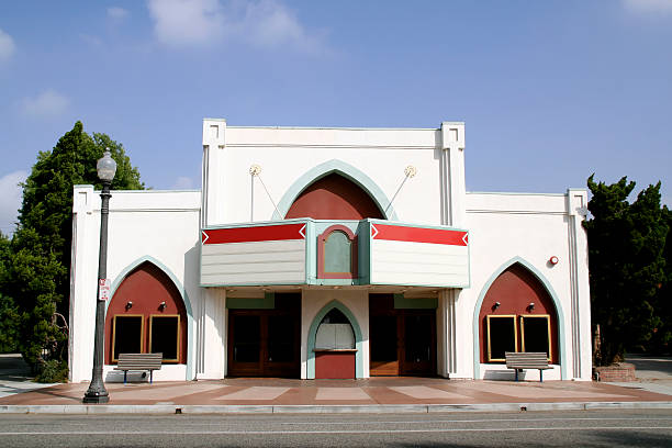 teatro com letreiro em branco. - edifício de teatro - fotografias e filmes do acervo