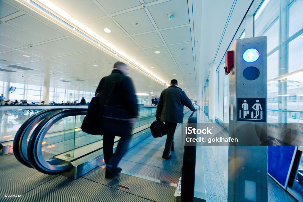 공항 터미널, 사업가 on 에스컬레이터 - 로열티 프리 2명 스톡 사진