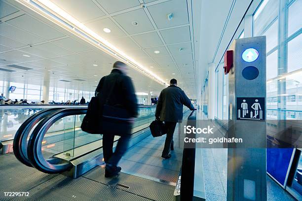 Foto de Terminal Do Aeroporto Empresários Na Escada Rolante e mais fotos de stock de Adulto
