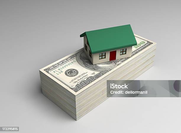 Casa E Pilha De Dinheiro Hipoteca Conceito - Fotografias de stock e mais imagens de Casa - Casa, Crescimento, Etiqueta de Preço