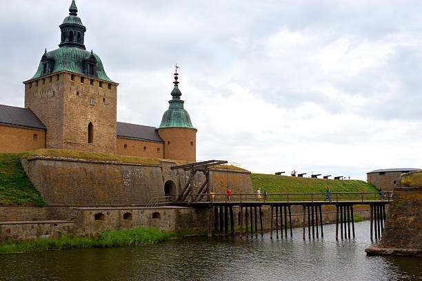 kalmar castello e ponte levatoio - kalmar foto e immagini stock